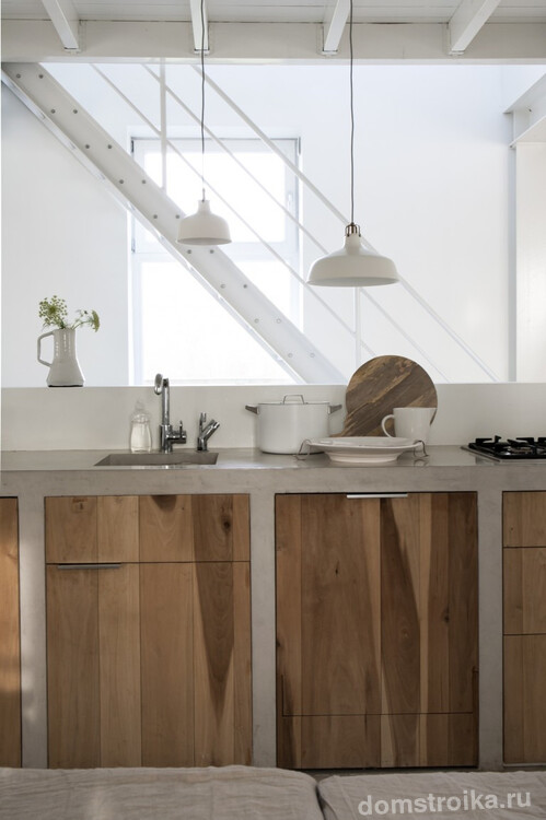 Кухонные шкафы полностью из бетона, с дверцами с нарочито выраженным древесным рисунком