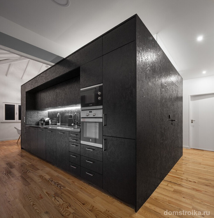 Кухонно-санитарный блок внутри лофта со стенами из плит OSB, выкрашенными в черный цвет и вскрытыми лаком