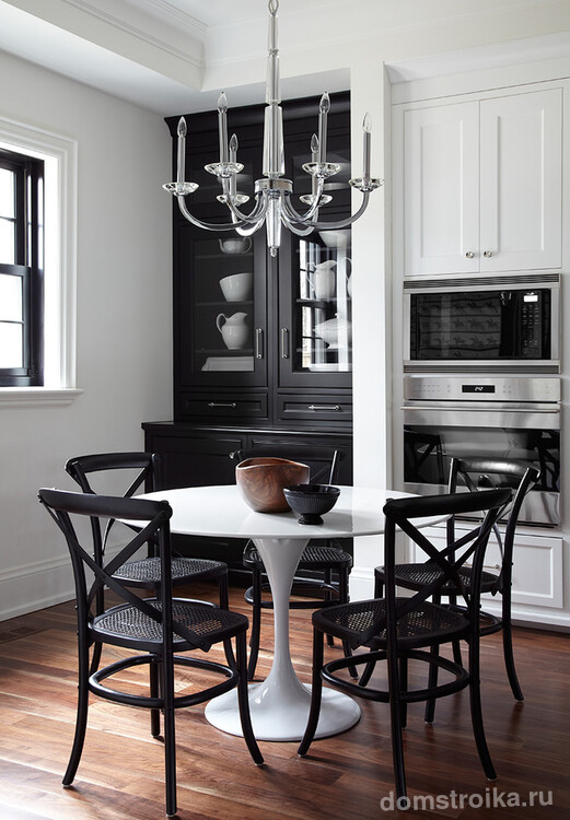 Уютное сочетание черно-белого цвета в интерьере кухни, где более всего чувствуется влияние классики