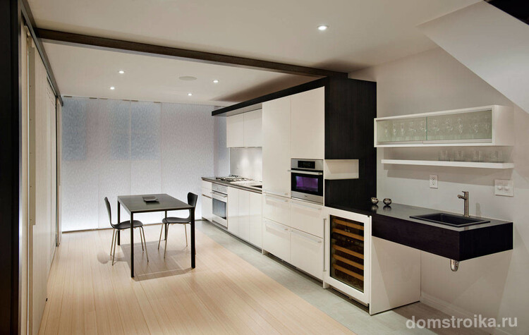 Сложный, с продуманной функциональностью, однорядный гарнитур для кухни-столовой средних размеров