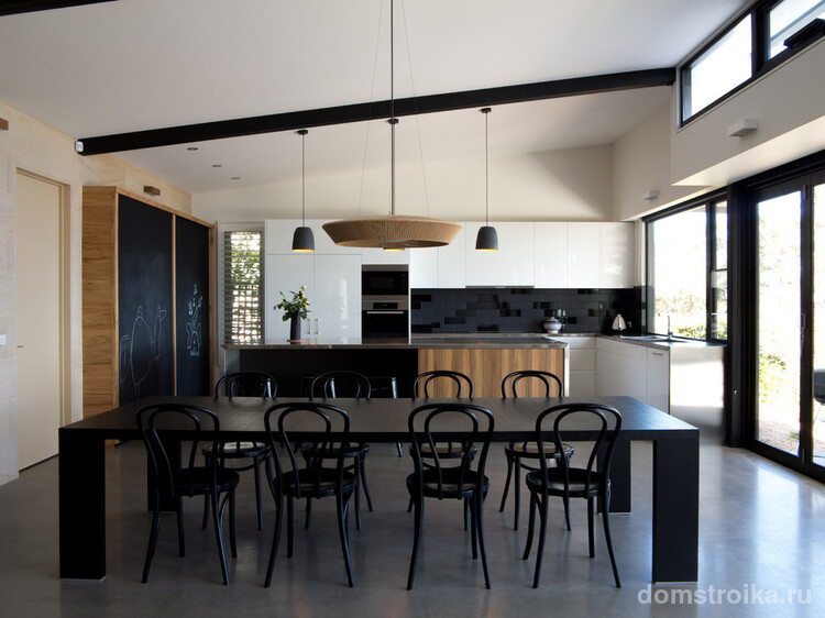 Современная черно-белая, с вкраплениями дерева, кухня в просторном частном дом, построенном в пионерских тенденциях архитектуры