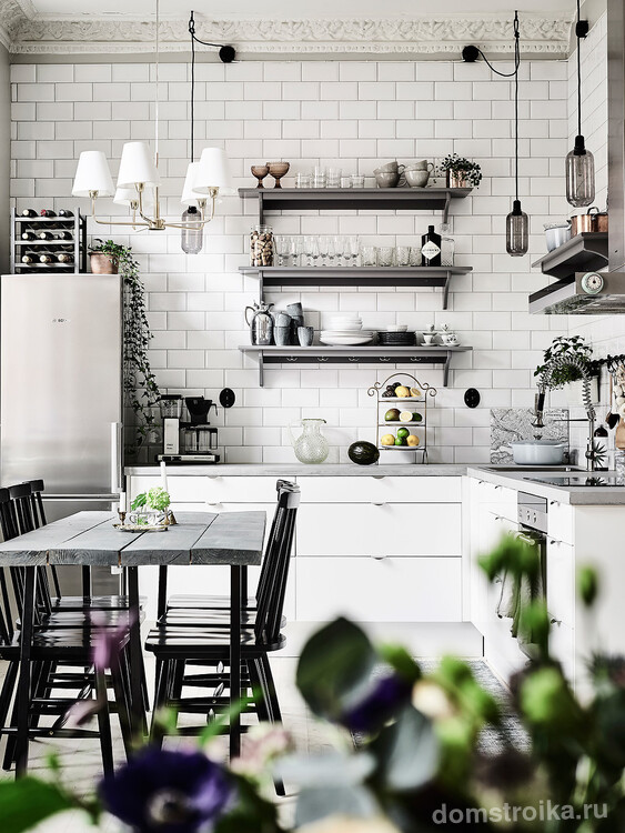 Небольшая и уютная скандинавская кухня в черно-белых цветах