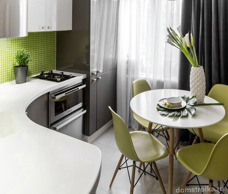 Ваша кухня может выглядеть стильно, уютно и все в ней может быть удобно организовано, независимо от размеров помещения. Здесь часто помогают скругленные столешницы