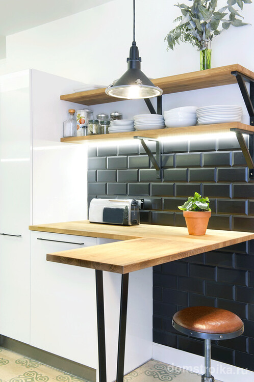 В интерьере современных кухонь стол может вообще отсутствовать, ведь его можно заменить откидной столешницей или барной стойкой