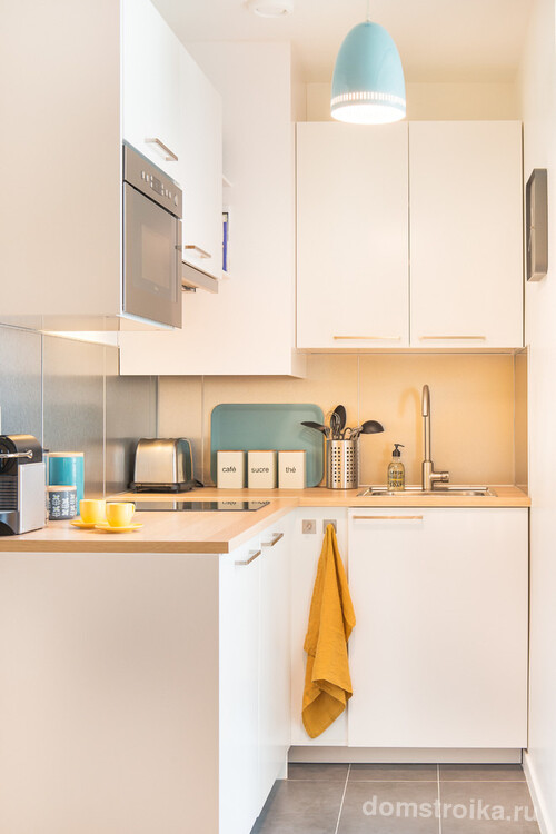 Чтобы заполнить с пользой труднодоступные углы, кухонный гарнитур можно размещать как линейно, так и Г-образно. Для угловых шкафов есть много выдвижной фурнитуры
