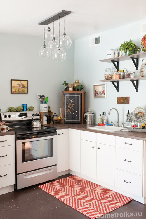 Если у вас маленькая кухня, то отличным вариантом станет потолочная люстра. Она смотрится более миниатюрной поскольку монтируется непосредственно к потолку