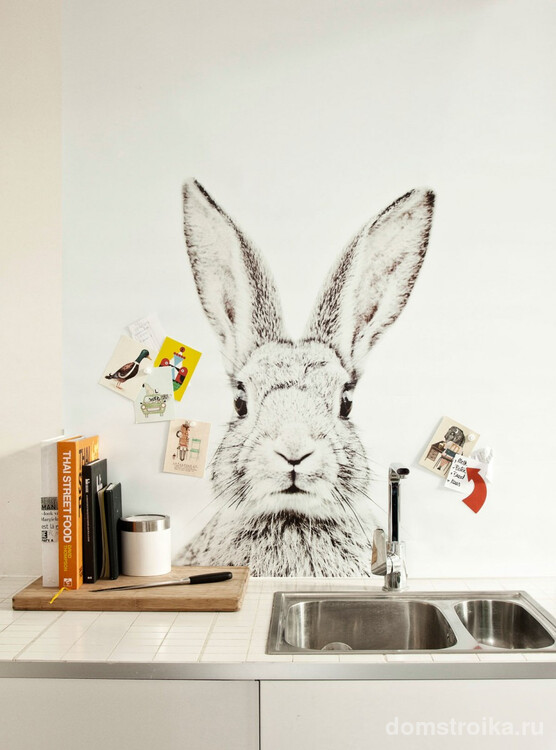Фотообои над рабочей поверхностью в виде огромного постера с милым кроликом