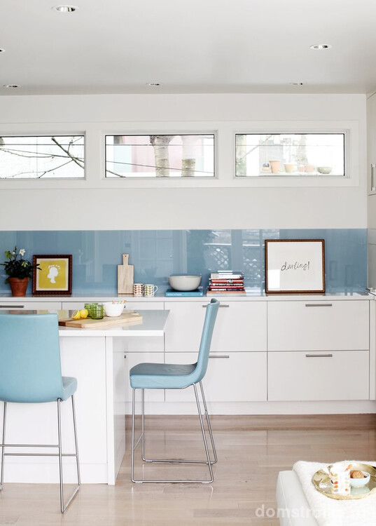 Свежий голубой цвет стеклянной вставки на кухне без верхних шкафов