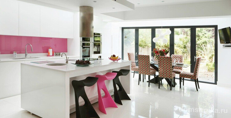 Ярко-розовая стеклянная панель на современной белой кухне