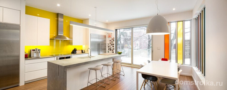 Ярко-желтый фартук из глянцевого стекла на светлой кухне