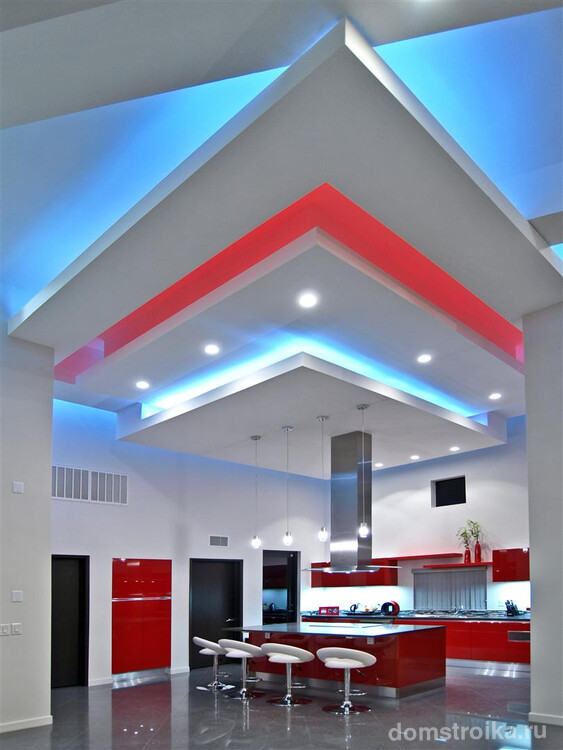 Эффектный комбинированный многоуровневый потолок в интерьере стиля хай-тек