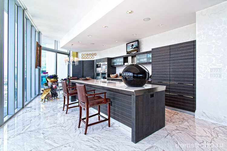 Двухуровневый гипсокартонный потолок в интерьере стильной кухни нестандартной планировки