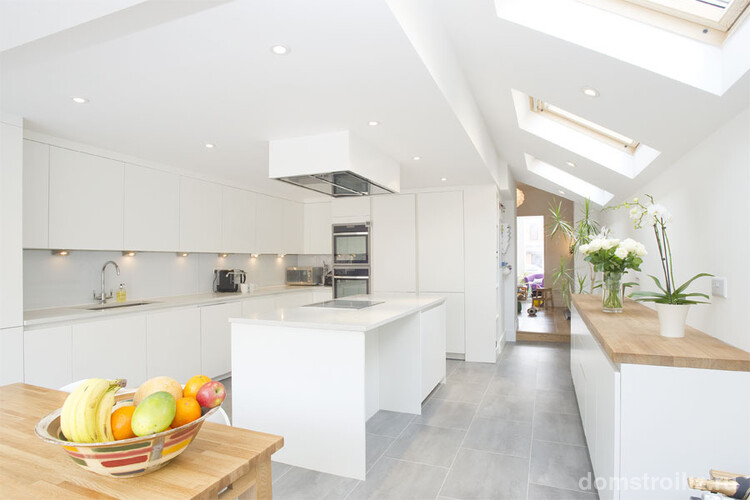 Скошенный потолок на кухне в стиле минимализм