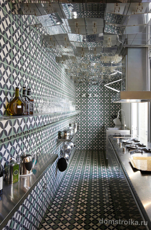 Мелкий узор керамической плитки и зеркальный потолок на маленькой узкой кухне