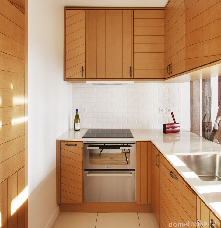 Г-образная кухня с необычными фасадами шкафчиков