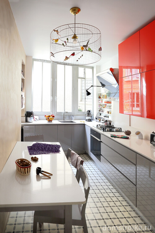 Правильно подобрав цвет и покрытие кухонного гарнитура, вполне возможно сделать маленькую кухню просторнее и уютнее