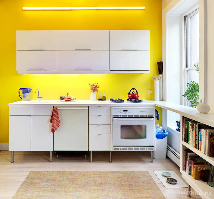 Модульная кухонная мебель в светлой квартире-студии