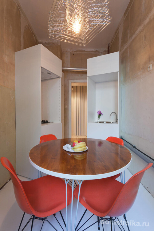 Кухня, проект которой не предусматривает рабочей поверхности, - необычный минималистичный вариант для крохотного помещения, отведенного архитекторами под кухню в квартирах-сталинках. Подойдет для стильного обустройства холостяцкого жилья