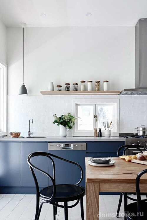 Синий цвет идеален для кухонь, в которых наблюдается переизбыток солнечного света и тепла