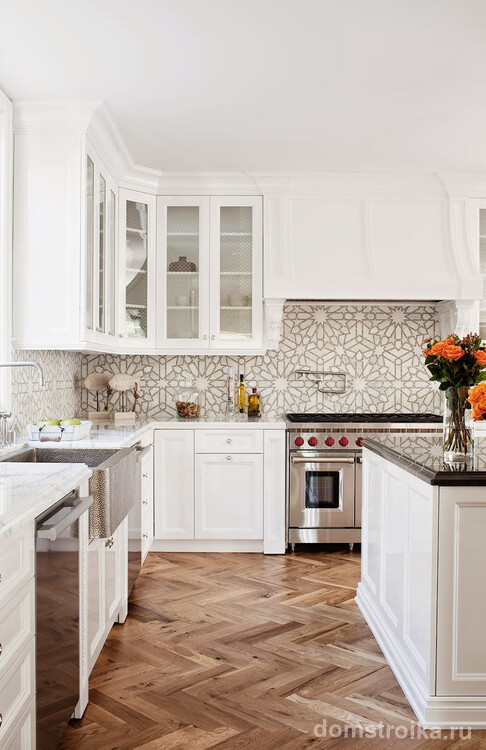Металлические элементы кухонного гарнитура придают современности классической белой кухне