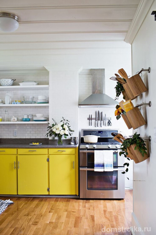 Ярко - желтая мебель поднимет вам настроение и добавит света небольшой кухне