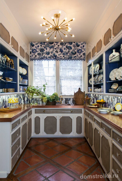 В целом синий и голубой цвета не принято использовать для оформления кухни, но небольшие акценты темно-синего цвета в фасадах шкафов, как на фото, - обычно вполне уместны. И, конечно же, всегда популярен бело-синий рисунок голландского фарфора