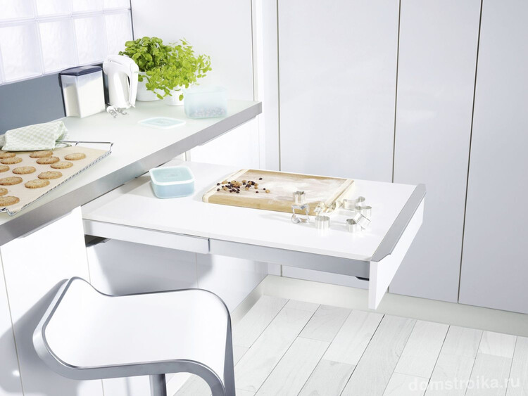 Удачно встроенный столик поможет сэкономить пространство в кухне