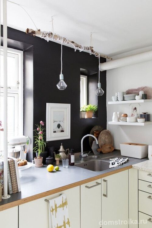 Черно-белая угловая кухня с интересным светильником