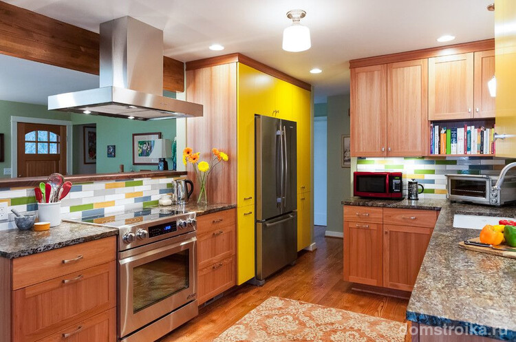 Яркий шкаф добавит изюминку вашей кухне