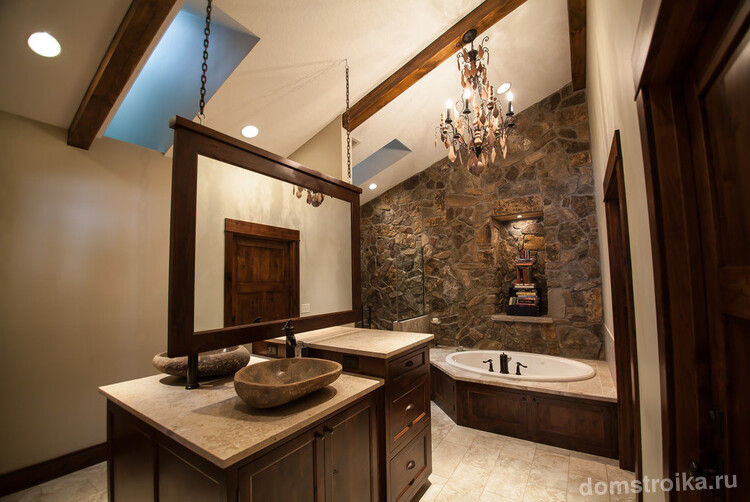 Каменные умывальники в интерьере роскошной ванны в неоклассическом стиле