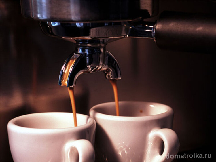 Кофемашина для дома. Эспрессо готовится кофемашиной так: 7-11 граммов молотого кофе, 25-35 мл воды, под давлением около 9 бар, при температуре 88 – 96°C, с временем экстракции 20-30 секунд. Демитассе, толстостенная фарфоровая чашечка, лучше всего подходящая для того, чтобы эспрессо подольше не остывал, наполняется на 2/3 объема.