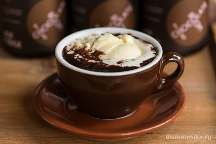 Кофемашина для дома. Горячий шоколад, приготовленный кофемашиной. Его остается только украсить по своему вкусу