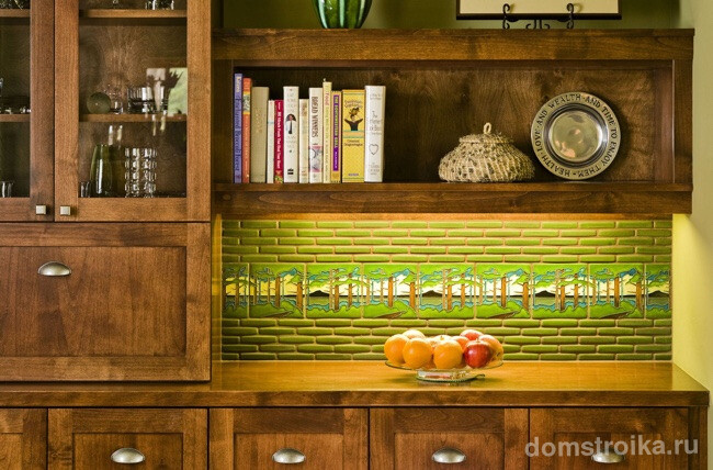 Кухонный фартук из плитки разного размера, но единой стилистики в интерьере на лесной мотив