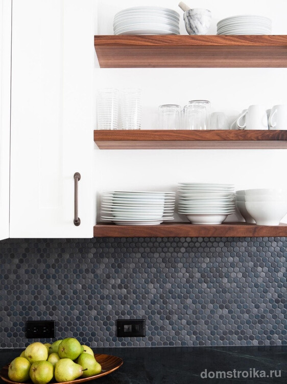 Кухонный фартук, выложенный мозаикой из плиточек разных оттенков