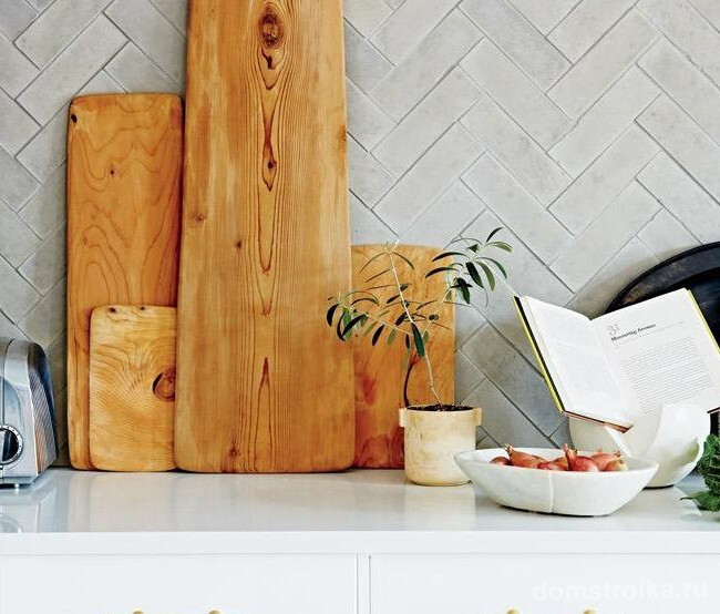 Кухонный фартук, выложенный из плитки диагональю