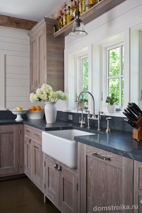 Плинтус и сама столешница выполнены с одного материала, что делает кухонное пространство более целостным и завершенным