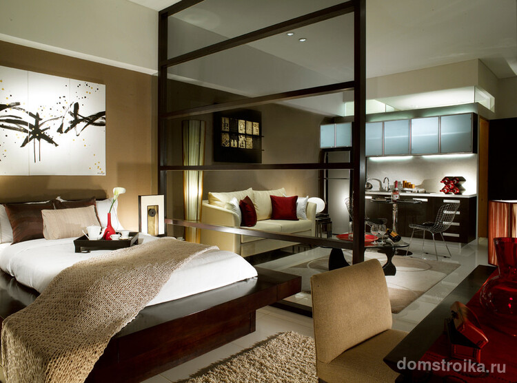 Спальную зону можно визуально отделить от гостиной с помощью тонированного стекла