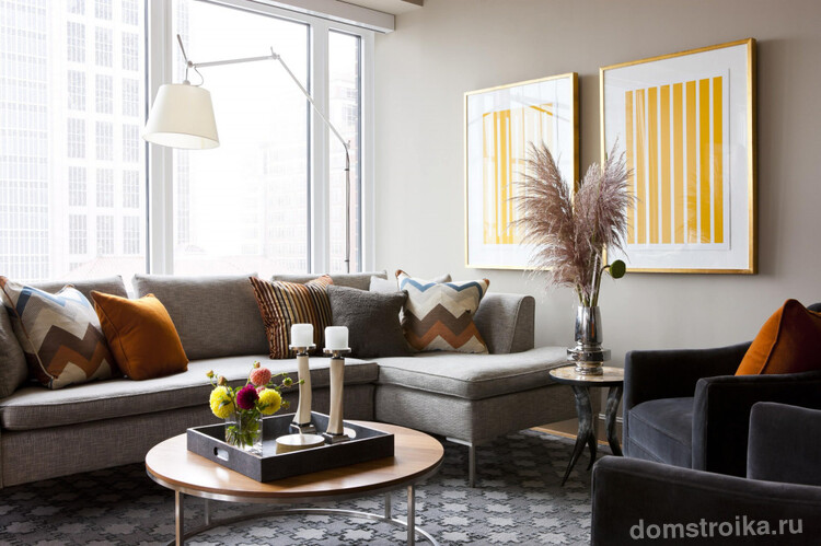 Угловой диван Амстердам в популярной серой расцветке с дизайнерскими подушками в теплых тонах