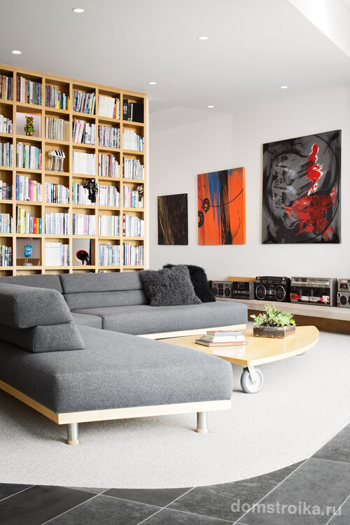 Независимые блоки углового дивана позволяют легко менять интерьер комнаты своими руками