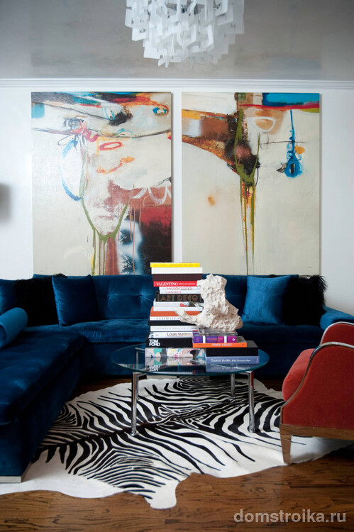Темный синий диван с обшивкой из бархата - стильная мебель в доме в духе модерн