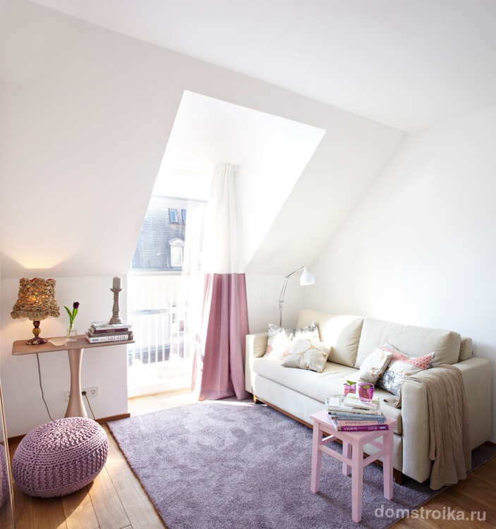 Пастельный розовый в интерьере небольшой комнаты смотрится очень красиво