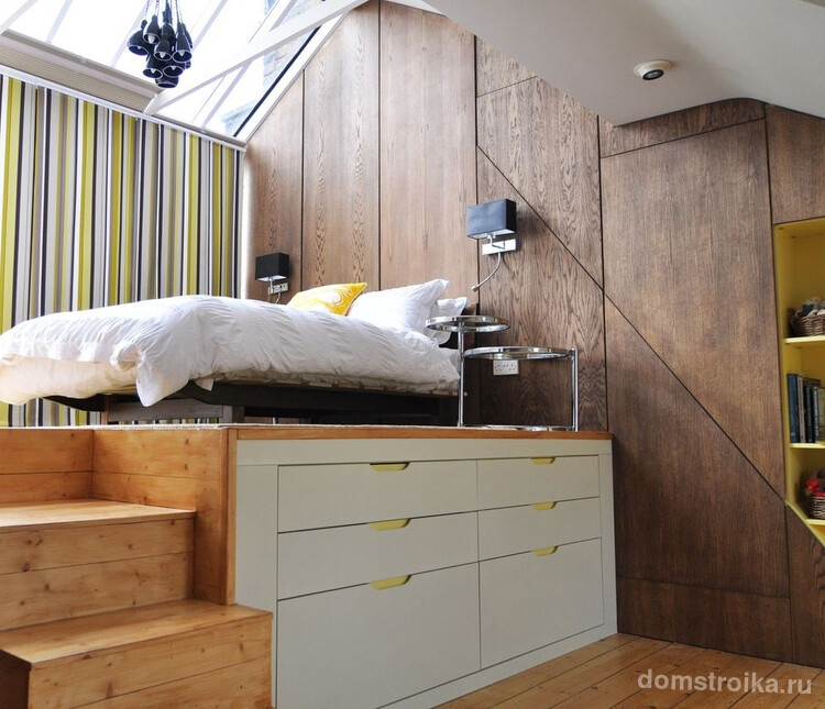 Кровать-подиум не только красиво смотрится, но и может разместит в себе удобные системы хранения