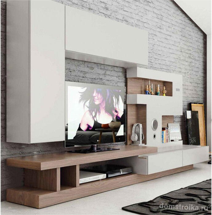 Небольшой мебельный гарнитур, включающий в себя открытые и закрытые полочки, а так же полку под телевизор и декоративные элементы