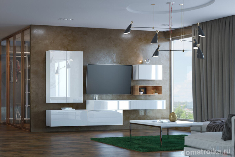 Элементы корпусной мебели разного размера и расположения помогут гостиной приобрести необходимую форму