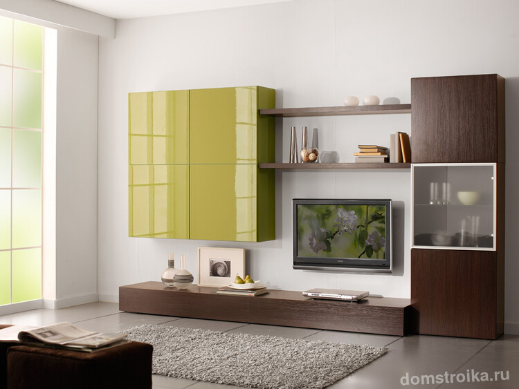 Теплые оттенки корпусной мебели в гостиной в стиле минимализм