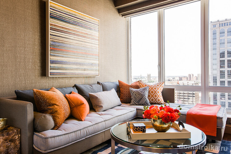 Удобный диван и панорамные окна сделаю гостиную очень комфортной