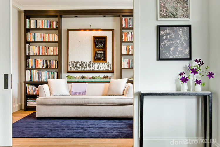 В гостиную спокойных оттенков отлично впишется диван традиционных цветов