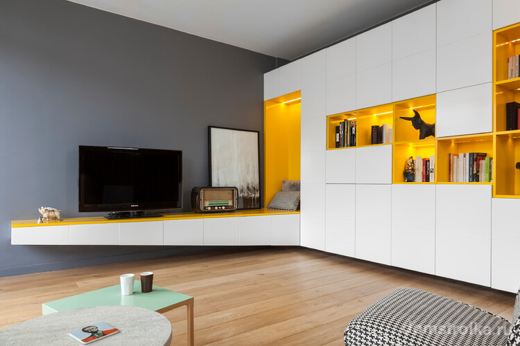 Великолепное сочетание желтого и серого цветов в дизайне гостиной комнаты