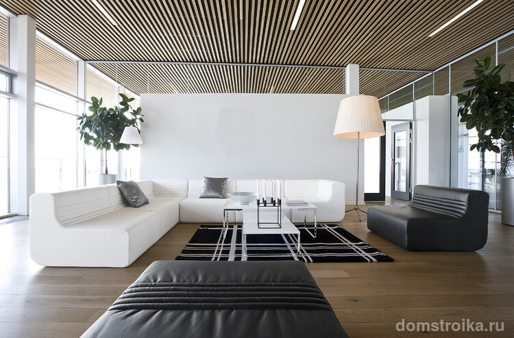 Черно-белый дизайн просторной гостиной в стиле минимализм