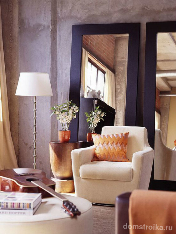 Оригинальная гостиная в нежных пастельных тонах с большими зеркалами, что помогают визуально увеличить пространство даже очень маленькой комнаты